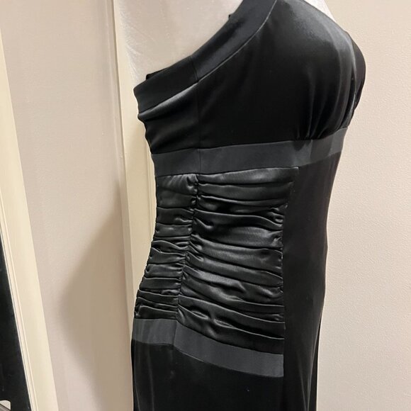 Laundry black halter top dress with ruched sides and two toned material, Size 4 - Picture 5 of 9